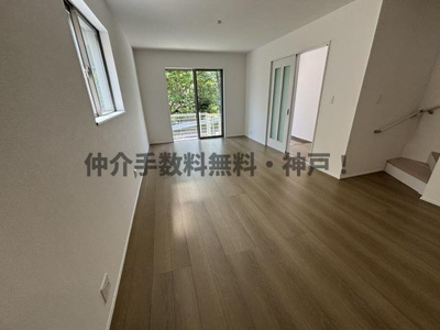 【居間・リビング】 | 神戸市垂水区南多聞台5丁目　新築戸建A号棟　仲介手数料無料！ | 使いやすいリビングです