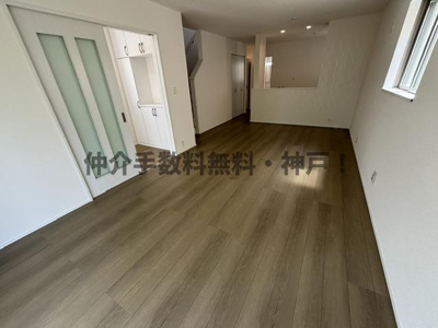 【居間・リビング】 | 神戸市垂水区南多聞台5丁目　新築戸建A号棟　仲介手数料無料！ | ゆったり過ごせる居間です