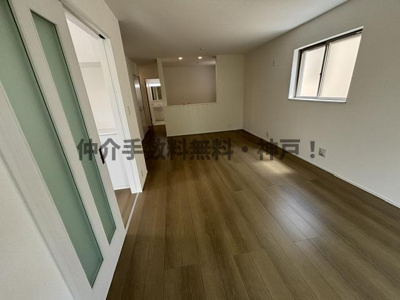 【居間・リビング】 | 神戸市垂水区南多聞台5丁目　新築戸建A号棟　仲介手数料無料！ | ゆったり過ごせる居間です