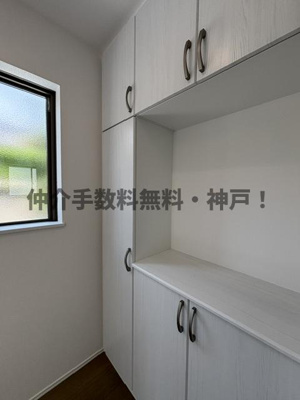 【玄関】 | 神戸市垂水区南多聞台5丁目　新築戸建A号棟　仲介手数料無料！ | 収納もある玄関です