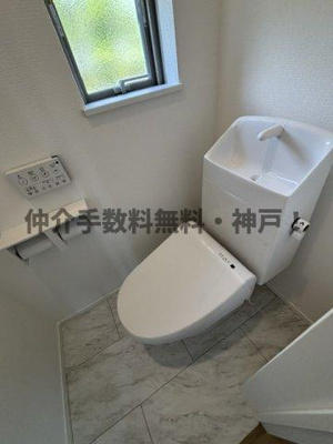 【トイレ】 | 神戸市垂水区南多聞台5丁目　新築戸建A号棟　仲介手数料無料！ | 落ち着いた色調のトイレです
