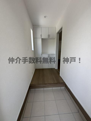 【玄関】 | 神戸市垂水区南多聞台5丁目　新築戸建A号棟　仲介手数料無料！ | 落ち着いた玄関です