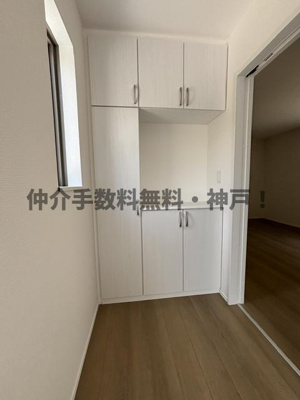 【玄関】 | 神戸市垂水区南多聞台5丁目　新築戸建A号棟　仲介手数料無料！ | 収納もある玄関です