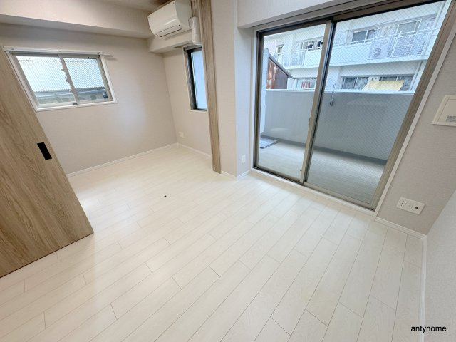 クリスタルエグゼ南堀江　仲介手数料無料の居間・リビング