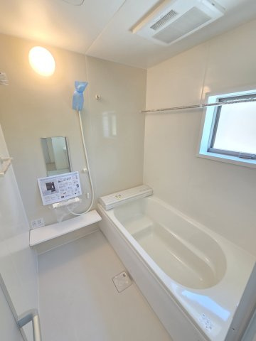 新築　伊勢崎市東小保方町第2　7号棟　Livele Garden.Sの浴室|現地写真　1坪サイズのユニットバス。浴室暖房乾燥機付きなので、ヒートショック予防や梅雨時期の室内欲しもできちゃいます！