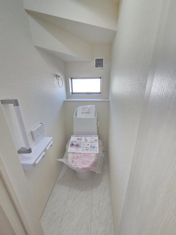 新築　伊勢崎市東小保方町第2　7号棟　Livele Garden.Sのトイレ|現地写真　トイレは温水洗浄機能付きです！手すりもついているので小さいお子様からご年配の方まで使いやすいですよ！
