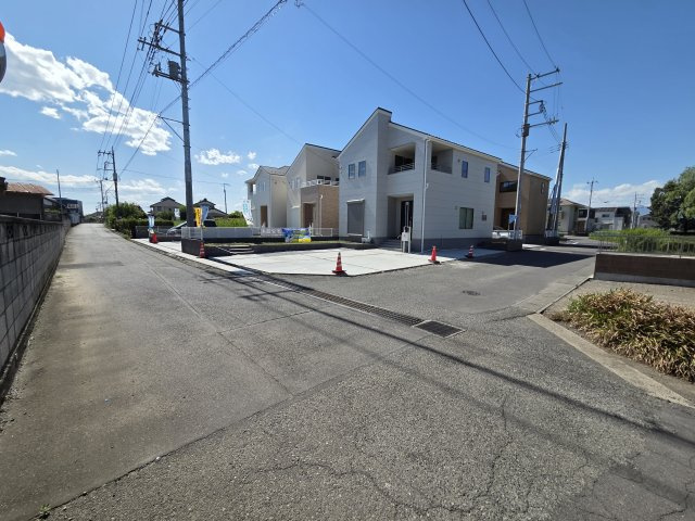新築　伊勢崎市東小保方町第2　7号棟　Livele Garden.Sの前面道路含む現地写真|現地写真　南側前面道路幅員約4.5ｍ　東側前面道路幅員約4.9ｍ