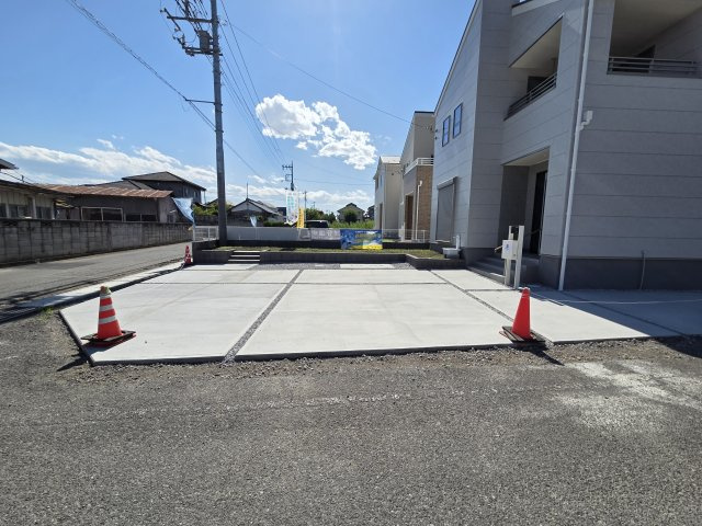 新築　伊勢崎市東小保方町第2　7号棟　Livele Garden.Sの駐車場|現地写真　駐車は建物南側に並列2台可能です！