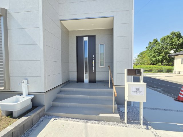 新築　伊勢崎市東小保方町第2　7号棟　Livele Garden.Sの玄関|現地写真　TVモニター付きドアホンはポストと一体型！