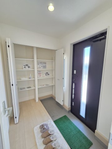 新築　伊勢崎市東小保方町第2　7号棟　Livele Garden.Sの玄関|現地写真　玄関収納は可動棚！ブーツや長靴など、仕舞う物に合わせて高さ調整ができ便利です！