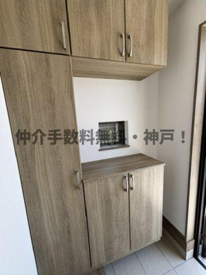 【玄関】 | 神戸市垂水区南多聞台5丁目　新築戸建B号棟　仲介手数料無料！ | 収納もある玄関です