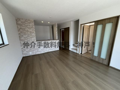 【居間・リビング】 | 神戸市垂水区南多聞台5丁目　新築戸建B号棟　仲介手数料無料！ | ゆったりとしたリビングです