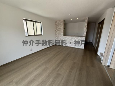 【居間・リビング】 | 神戸市垂水区南多聞台5丁目　新築戸建B号棟　仲介手数料無料！ | こちらのリビングで趣味の時間をお楽しみください