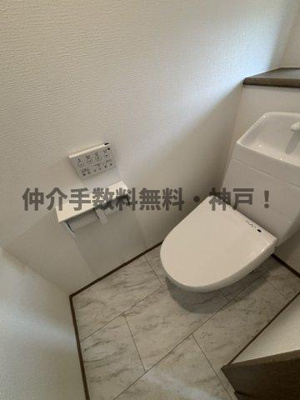 【トイレ】 | 神戸市垂水区南多聞台5丁目　新築戸建B号棟　仲介手数料無料！ | 落ち着いた色調のトイレです