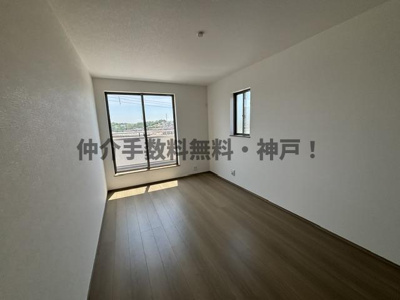 【洋室】 | 神戸市垂水区南多聞台5丁目　新築戸建B号棟　仲介手数料無料！ | 落ち着いた色調の洋室です