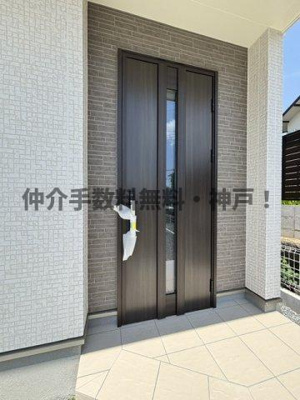 【玄関】 | 神戸市垂水区南多聞台5丁目　新築戸建B号棟　仲介手数料無料！ | 明るい玄関です