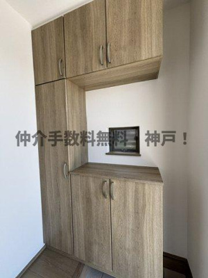 【玄関】 | 神戸市垂水区南多聞台5丁目　新築戸建B号棟　仲介手数料無料！ | 収納もある玄関です