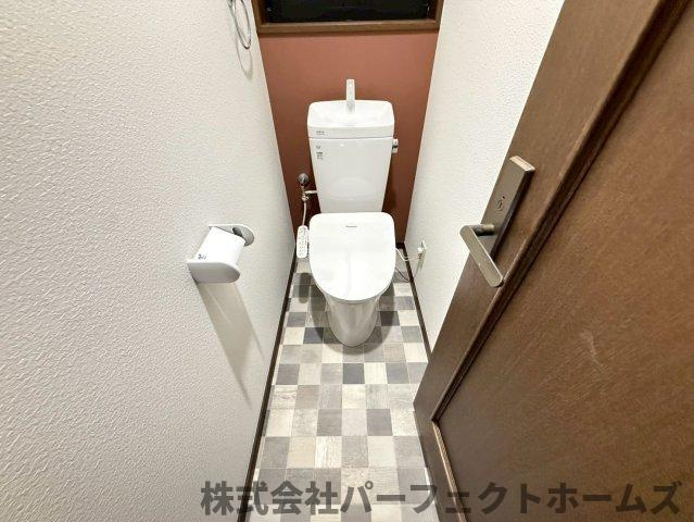 出雲町戸建のトイレ|ゆったりとした空間のトイレです