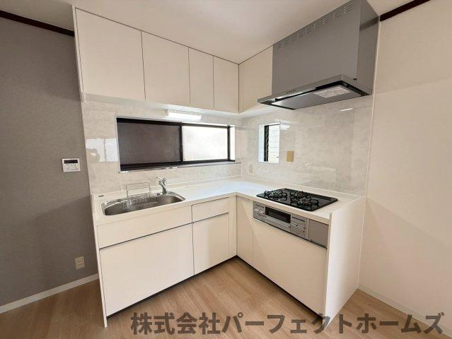 出雲町戸建のキッチン|コンパクトなキッチンで掃除もラクラク