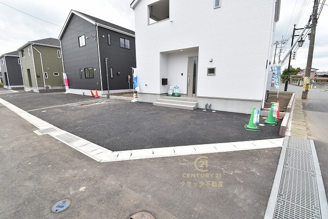 Cradlegarden　 茨城町長岡　第4　1の駐車場|並列駐車可能なカースペースを確保。毎日のお車の出し入れがストレスなく行えます！
内覧可能です。ご予約はHPから、またお電話でも、お気軽にどうぞ。