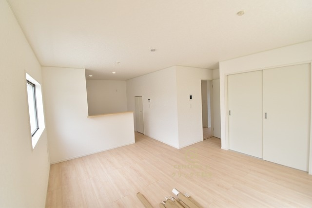 Cradlegarden　 茨城町長岡　第4　1の居間・リビング|カーテンやラグの色、質感、選ぶ家具などでお部屋の雰囲気が変わります。お好みのインテリアを楽しみましょう♪白を基調とした内装ですので、あらゆるスタイルが馴染みます。