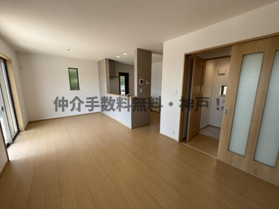 【居間・リビング】 | 神戸市垂水区南多聞台5丁目　新築戸建C号棟　仲介手数料無料！ | リビングです