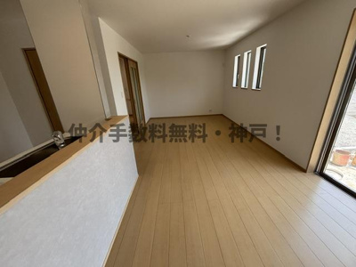 【居間・リビング】 | 神戸市垂水区南多聞台5丁目　新築戸建C号棟　仲介手数料無料！ | こちらの居間で趣味の時間をお楽しみください