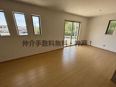 【居間・リビング】 | 神戸市垂水区南多聞台5丁目　新築戸建C号棟　仲介手数料無料！ | ゆったり過ごせる居間です
