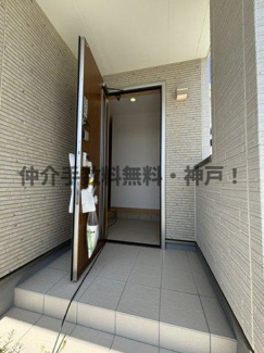 【玄関】 | 神戸市垂水区南多聞台5丁目　新築戸建C号棟　仲介手数料無料！ | 落ち着いた玄関です