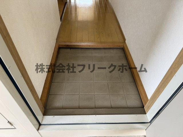 三鷹市上連雀９丁目のアパートの玄関
