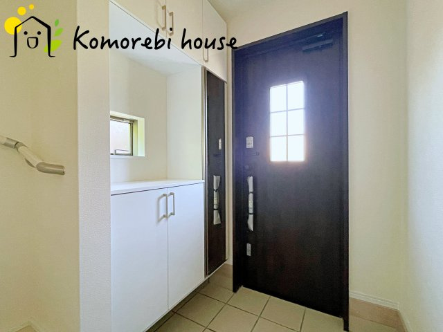 第10上尾緑丘　新築一戸建て　ハートフルタウン　Cの玄関|収納もある玄関です