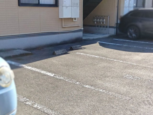メナージュ A棟の駐車場|車をお持ちの方に嬉しい駐車場付きの物件です