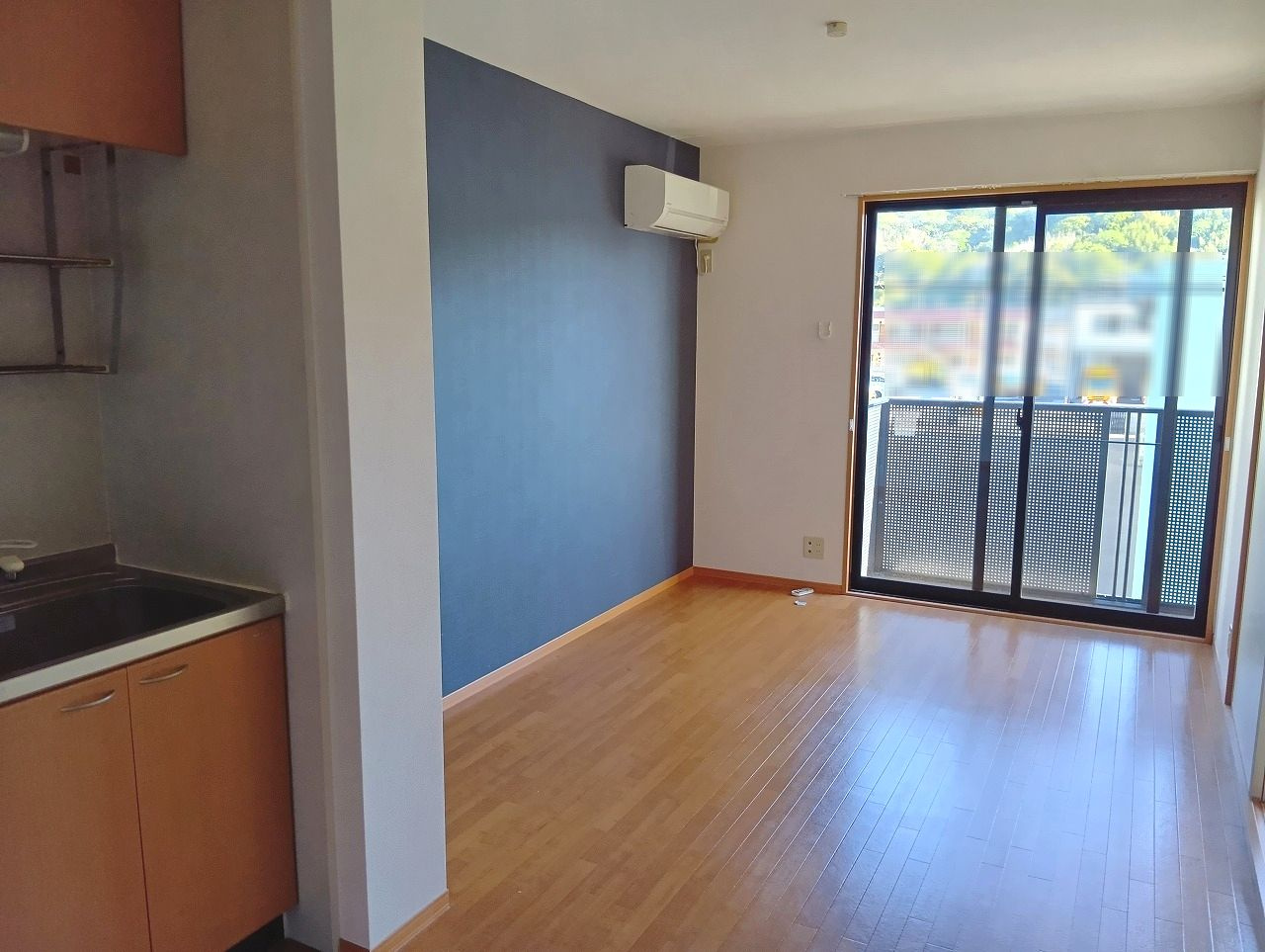 メナージュ A棟の居間・リビング|こちらのリビングで趣味の時間をお楽しみください