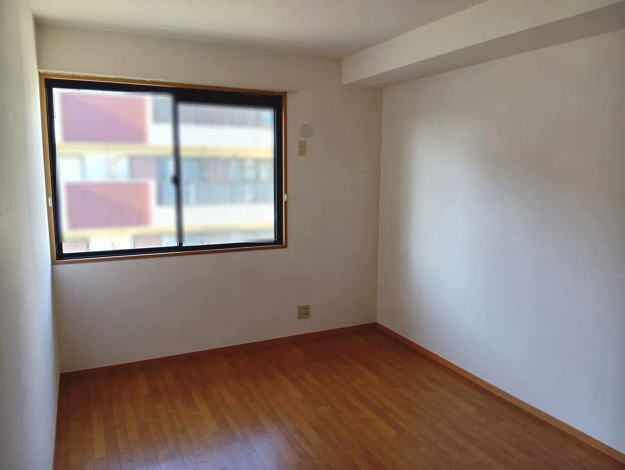 メナージュ A棟の洋室|ゆったりした洋室です