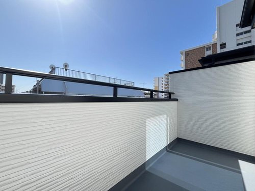 ◆板橋区舟渡のバルコニー|広いバルコニーからたっぷりの光をうけたお布団やシーツから太陽のにおいが感じられます。一日の終わりに嬉しいですね！