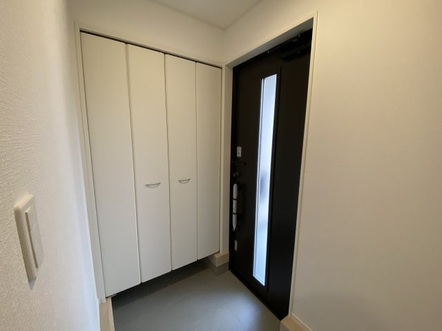 2/20価格変更♪【佐糠町第8／5号棟】　新築建売住宅　◇◆＼期間限定キャンペーン開催♪／◇◆の玄関|■□■玄関の写真です■□■　
シューズボックスは収納力たっぷりで、整理整頓も楽ちんですね。