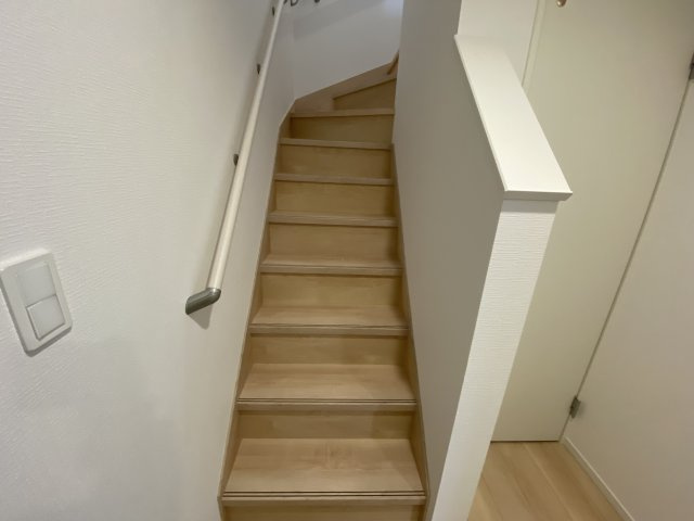 2/20価格変更♪【佐糠町第8／5号棟】　新築建売住宅　◇◆＼期間限定キャンペーン開催♪／◇◆のその他|◆階段の写真です◆　窓から日が差して足元がしっかり確認できますね♪
さりげなく光があふれ、階段全体を柔らかく照らしています。



