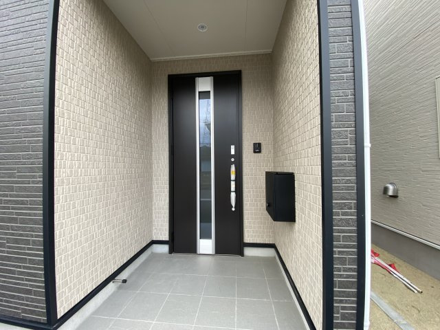 2/20価格変更♪【佐糠町第8／5号棟】　新築建売住宅　◇◆＼期間限定キャンペーン開催♪／◇◆の玄関|◆玄関の写真です◆
お洒落な玄関は気分が良いですね♪広々とした玄関になっております。　ご両親やお友達が来ても、靴の置き場に困ることはありません。収納力たっぷりで、整理整頓も楽ちんですね。

