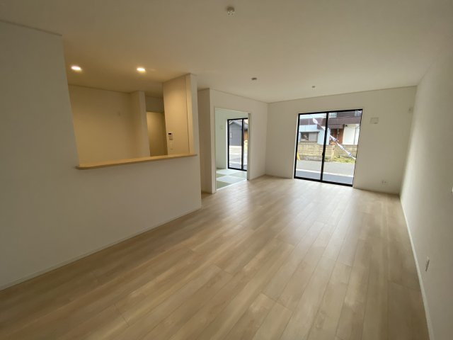 2/20価格変更♪【佐糠町第8／5号棟】　新築建売住宅　◇◆＼期間限定キャンペーン開催♪／◇◆の居間・リビング|◆リビングの写真です◆木の温もりがやさしいフローリングは安らぎをもたらすプライベート空間♪大きな窓のあるリビングは、陽光あふれる明るく居心地も良く、ご家族皆がゆったり寛げる憩いの空間となりそうです。
