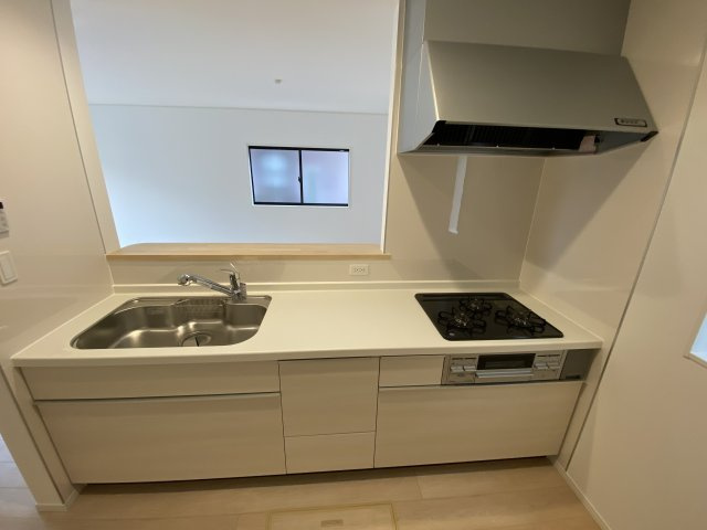 2/20価格変更♪【佐糠町第8／5号棟】　新築建売住宅　◇◆＼期間限定キャンペーン開催♪／◇◆のキッチン|■□■キッチンの写真です■□■　システムキッチンは見た目スッキリなのに収納力たっぷりです♪さらに床下収納もありますので、物が多くなりがちなキッチンもスッキリとしていられそうです。