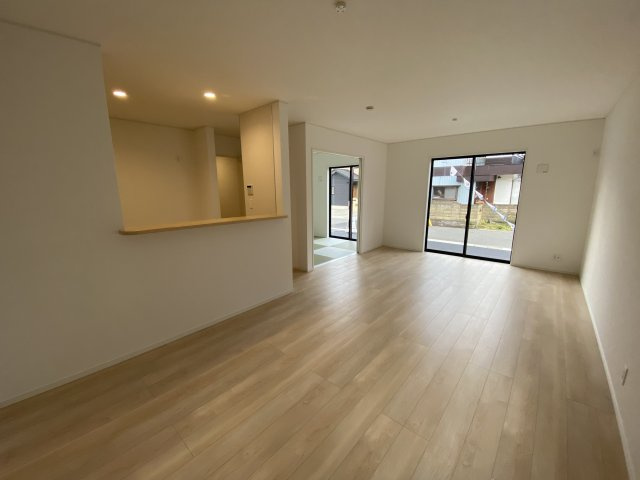 2/20価格変更♪【佐糠町第8／5号棟】　新築建売住宅　◇◆＼期間限定キャンペーン開催♪／◇◆の居間・リビング|■□■リビングの写真です■□■　家族団らんの時間が増えそうなリビングですね。