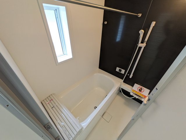 いわき市泉町下川第8　限定１棟！ ご案内も即日ご対応可能☆の浴室|■ユニットバスの写真です■□■　高断熱浴槽なので、温めたお湯の熱を逃がしにくくし、しっかり断熱してくれるので、入浴の時間帯がバラバラでも安心ですね♪