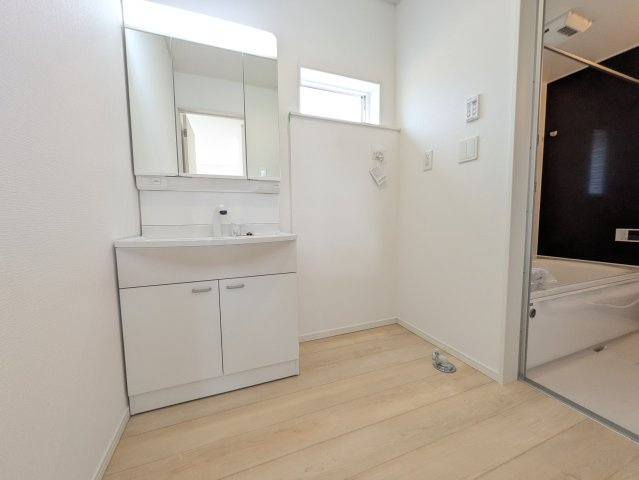 いわき市泉町下川第8　限定１棟！ ご案内も即日ご対応可能☆の独立洗面台|■洗面所の写真です■□■　使い勝手の良い洗面台は、奥様の身支度の時間も楽しくなりそうですね。