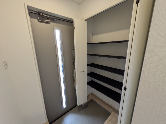 いわき市泉町下川第8　限定１棟！ ご案内も即日ご対応可能☆の収納|■玄関の写真です■□■　
シューズボックスは収納力たっぷりで、整理整頓も楽ちんですね。