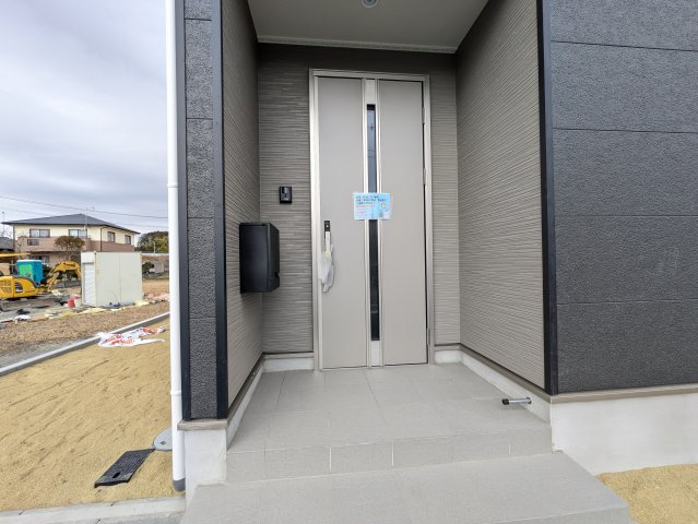 いわき市泉町下川第8　限定１棟！ ご案内も即日ご対応可能☆の玄関|■玄関の写真です■□■　
お洒落な玄関はお客様からも喜んでいただけそうですね！！