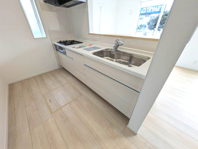 いわき市泉町下川第8　限定１棟！ ご案内も即日ご対応可能☆のキッチン|■キッチンの写真です■□■　対面式キッチンは、リビングの様子を見ながらお料理出来るので、小さなお子様がいらっしゃる方は、安心してお料理出来ますね。