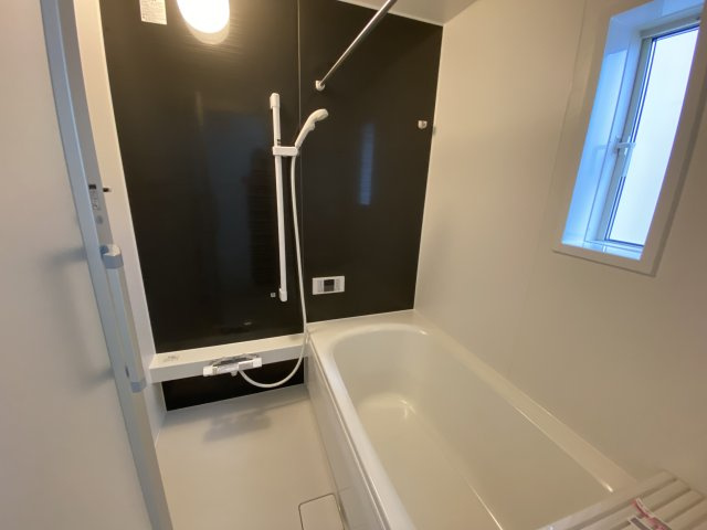 NEW【いわき市泉町４丁目　全2棟／2号棟】　■選べる最新家電！特別キャンペーン♪の浴室|同施工◆ユニットバスの写真です◆　バリアフリー設計なので、小さなお子様からご年配の方まで安心して入浴することができます。　ご家族それぞれの生活リズムに合わせて、いつでも温かいお風呂に入れます。

