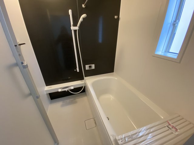 NEW【いわき市泉町４丁目　全2棟／2号棟】　■選べる最新家電！特別キャンペーン♪の浴室|同施工■□■ユニットバスの写真です■□■　高断熱浴槽なので、温めたお湯の熱を逃がしにくくし、しっかり断熱してくれるので、入浴の時間帯がバラバラでも安心ですね♪