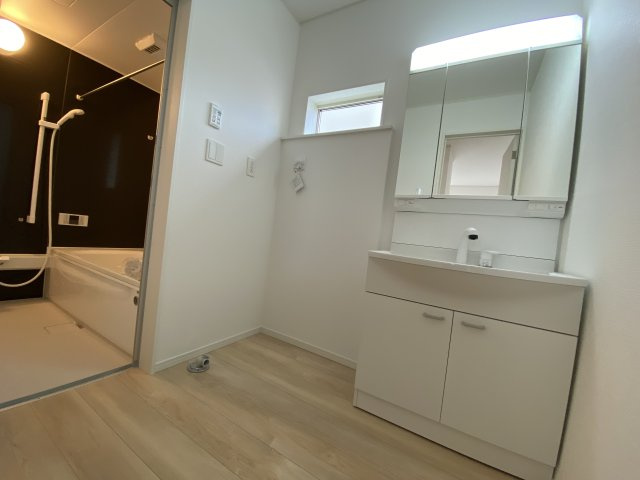 NEW【いわき市泉町４丁目　全2棟／2号棟】　■選べる最新家電！特別キャンペーン♪の独立洗面台|同施工■□■洗面所の写真です■□■　使い勝手の良い洗面台は、奥様の身支度の時間も楽しくなりそうですね。