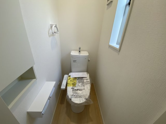 NEW【いわき市泉町４丁目　全2棟／2号棟】　■選べる最新家電！特別キャンペーン♪のトイレ|同施工　便器にフチがないので汚れが隠れて見えない部分がありません。 お手入れがとってもラクラクです♪　一階、二階にそれぞれトイレがございますので、ご家族の多い方でも安心ですね♪
